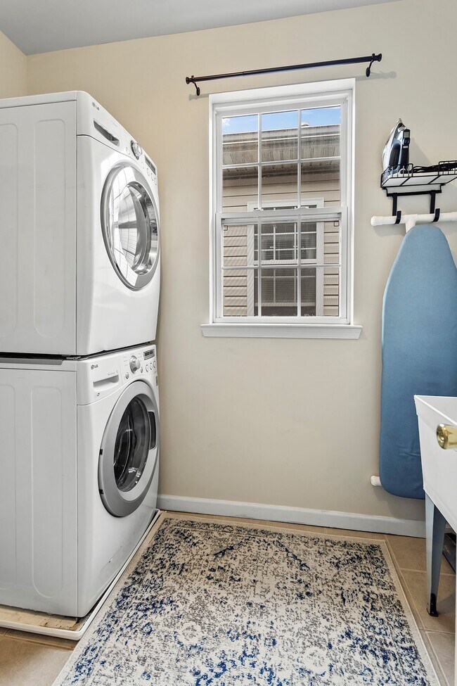 Building Photo - 13 Oak St