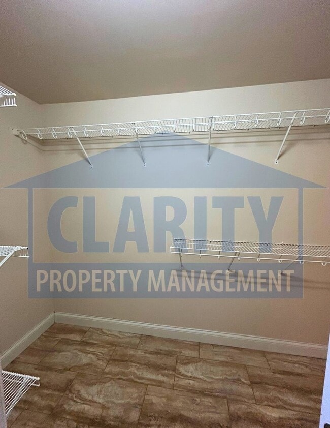 Building Photo - 3 bedroom home w/ fenced in backyard!