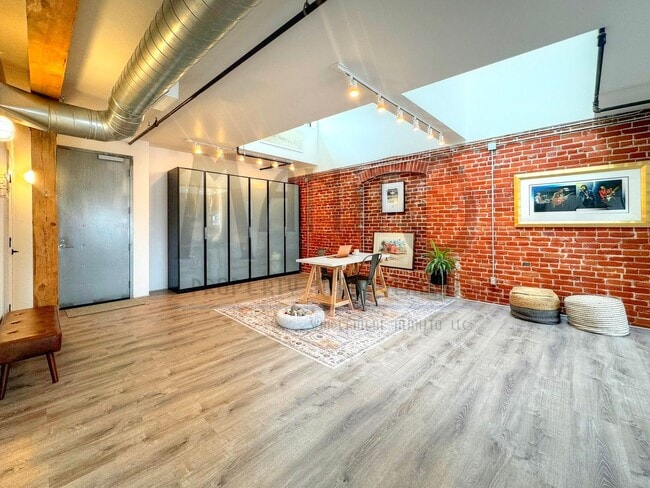 Building Photo - Stunning & Spacious Penthouse Condo