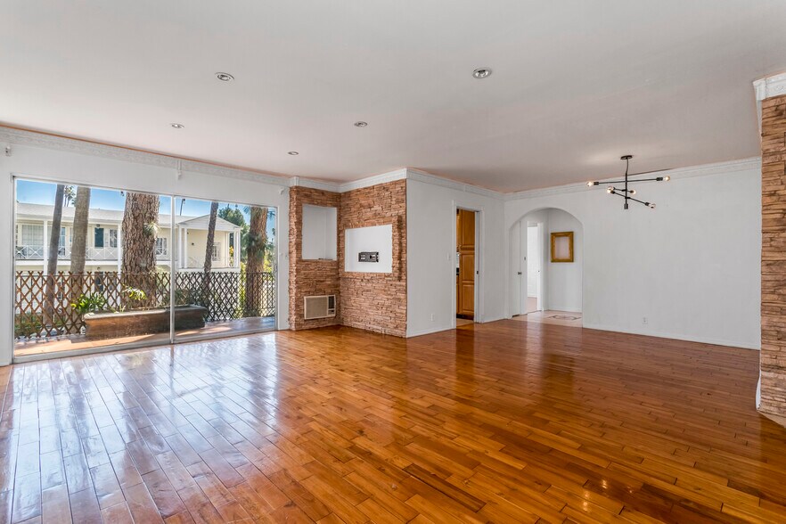 Building Photo - 7560 Hollywood Blvd