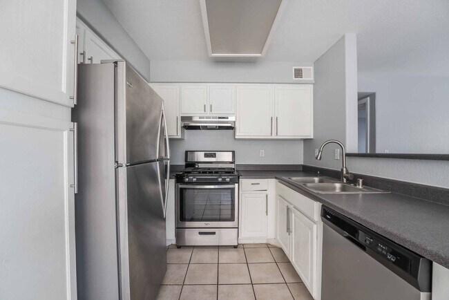 Building Photo - Introducing a beautiful and cozy condomini...