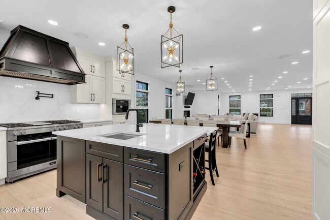 Building Photo - 2017 5th Ave