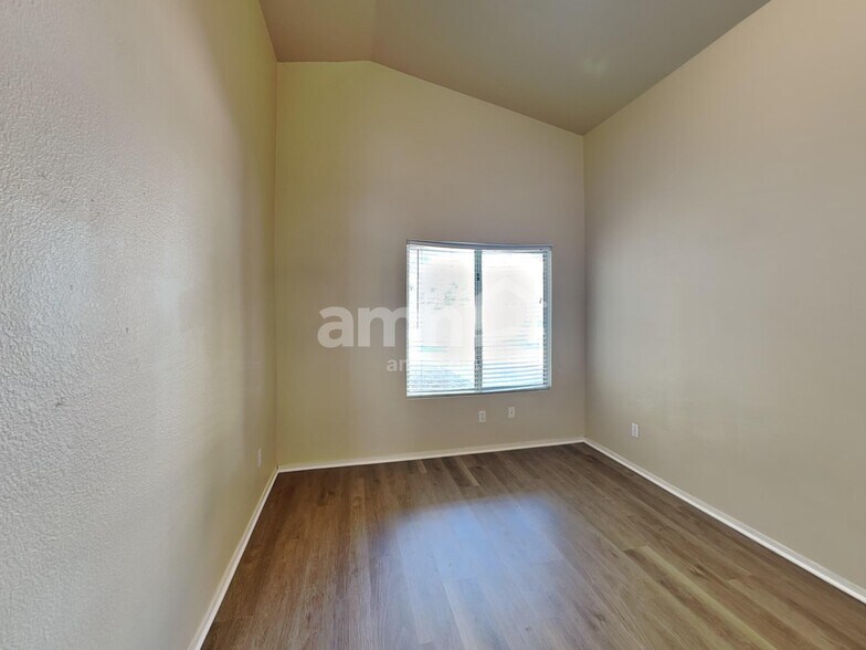 Building Photo - 325 Greenleaf Glen St