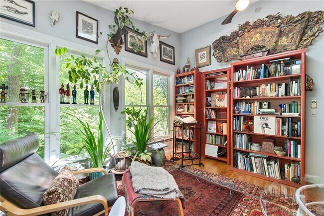 Building Photo - 1232 Bernadette Ln NE