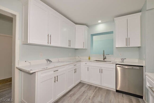 Building Photo - 4370 Deleon St