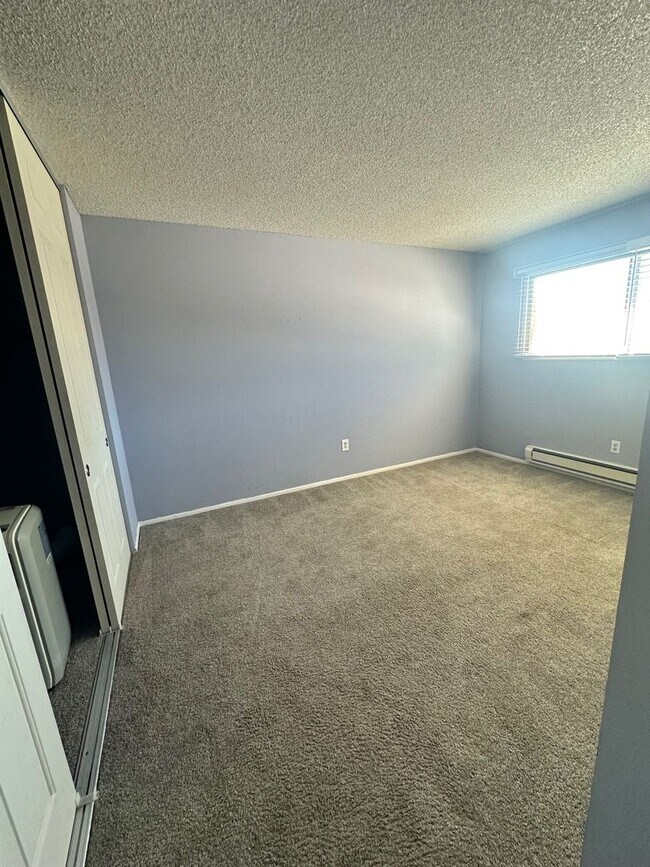 Building Photo - 2 Bedroom 1.5 Bath Townhome