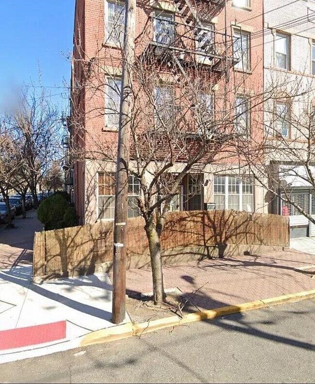 Building Photo - 118 Brunswick St