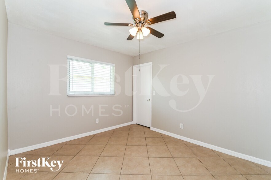 Building Photo - 528 SE 17th Ave