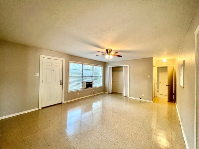 Building Photo - Availably July 12: Charming 3 Bedroom 1 Ba...