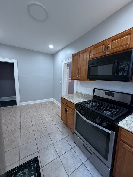 Building Photo - 562 N Maple Ave