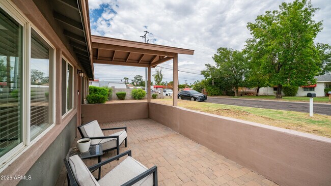 Building Photo - 717 E Palmaire Ave