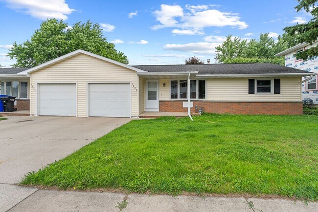 Building Photo - Charming Home with Garage and Yard! PETS WELCOME