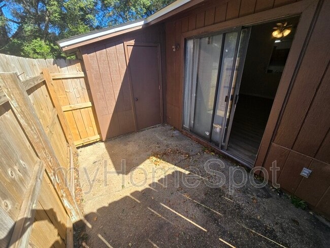 Building Photo - 8430 Country Walk Dr