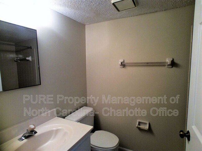 Building Photo - 9520 Shannon Green Dr