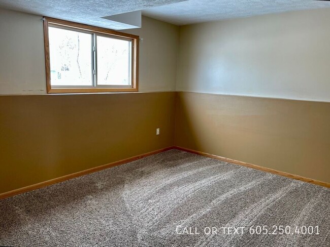 Building Photo - 4 Bed 2 Bath House with 2-stall attached g...