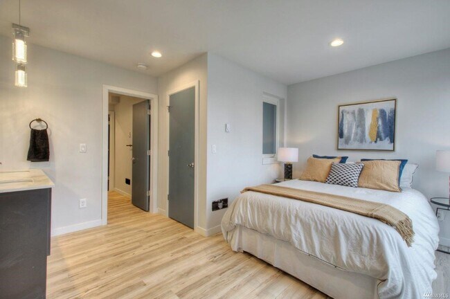 Building Photo - 3 Bed 2 Bathroom White Center Townhouse