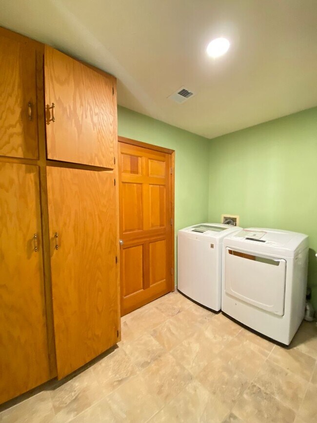 Building Photo - Beautiful Home Available Now!