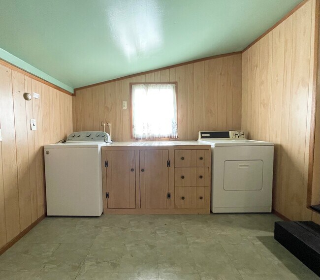 Mud Room/Laundry Room - 3392 Howlett Hill Rd
