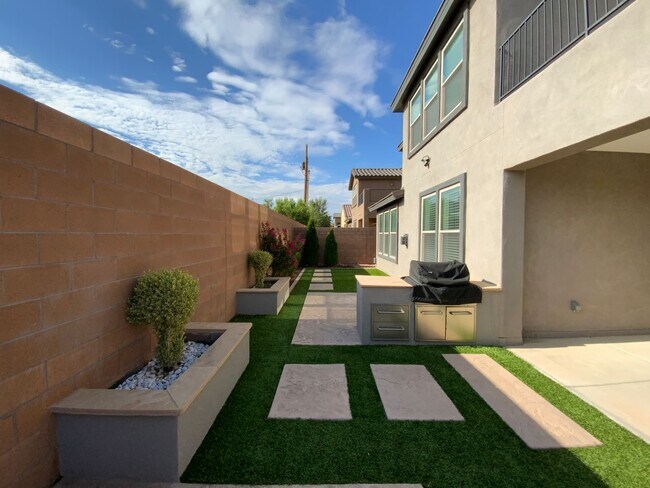Building Photo - 5 Bedroom Luxury Home Available Near Louis...