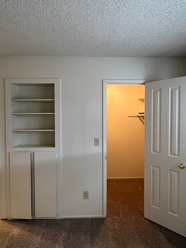 Building Photo - Darling 3 Bedroom House!!