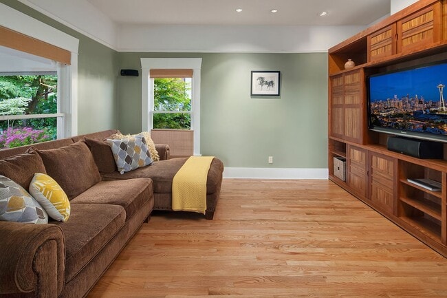 Building Photo - 3bd/2ba Seattle Home