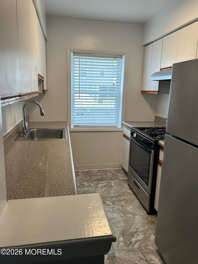 Building Photo - 661 Ocean Ave N