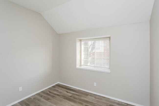 Building Photo - 708 Brees Dr