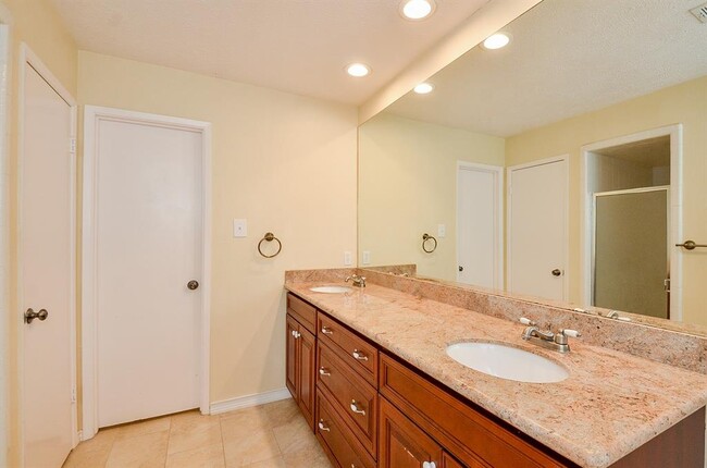 Building Photo - 2731 River Birch Dr