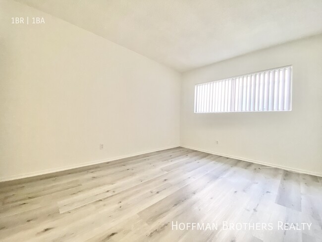 Building Photo - 636 N St Andrews Pl