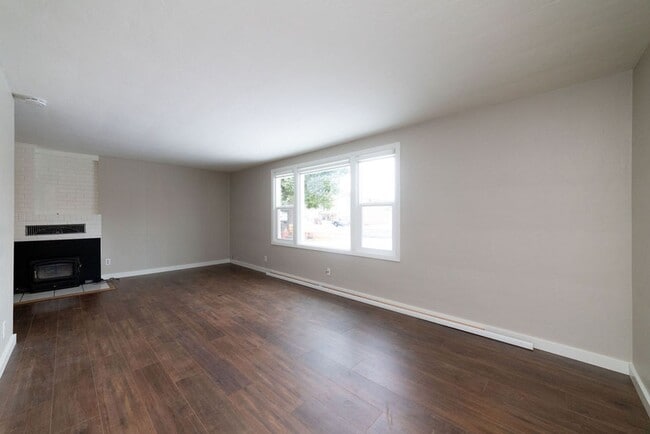 Building Photo - 172-172 NE Juniper St