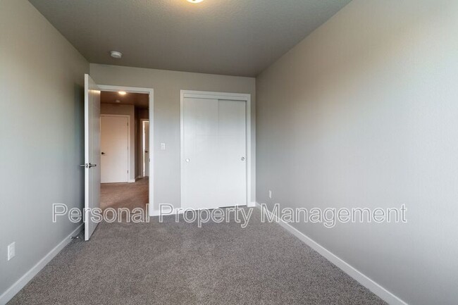 Building Photo - 8715 NE 43rd Pl