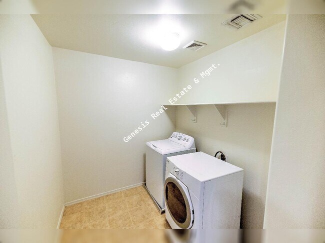 Building Photo - Three Bedroom in Southeast Tucson