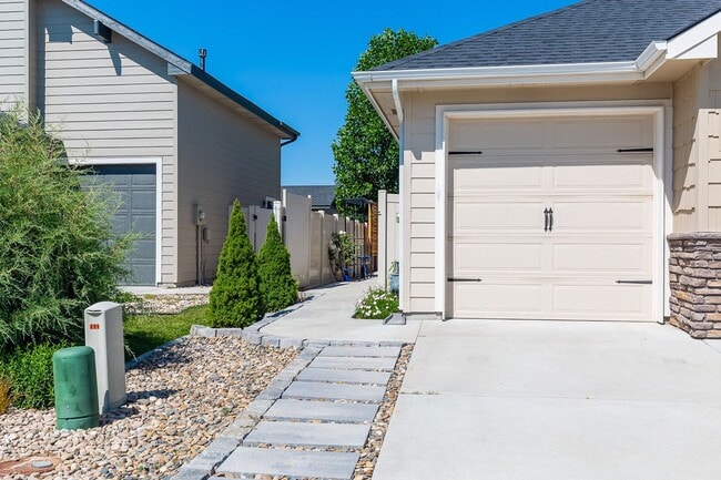 Building Photo - Charming Fully Furnished 1 Bedroom, 1 Bath...
