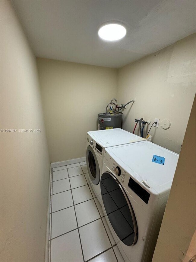 Building Photo - 129 San Remo Blvd