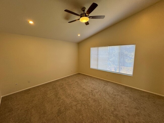 Building Photo - 4 bed 3 full bath house with 3 car garage in Corona for lease