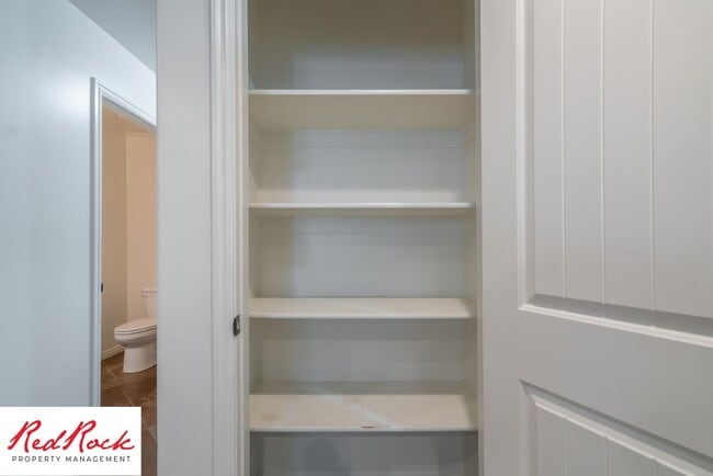 Building Photo - Conveniently located 3 Bedroom Townhome