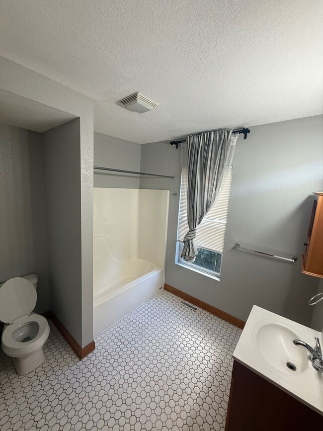 Building Photo - 2 Bedroom Lower Rear Unit on East Side