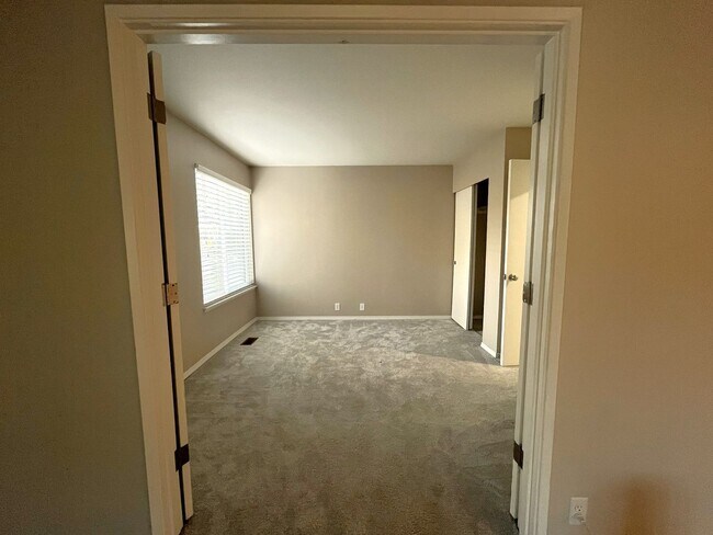 Building Photo - 2 Bed 2 Bath Corner Condo ~ Cedar Mill w/ Washer & Dryer, Parking and Pool! Convenient to Nike, S...