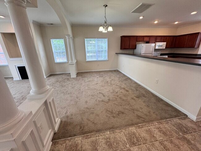 Building Photo - 3 Bed End Unit Town Home- AVAILABLE FOR FALL MOVE IN!