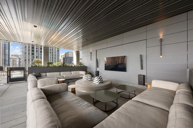 Building Photo - 610 Davis St