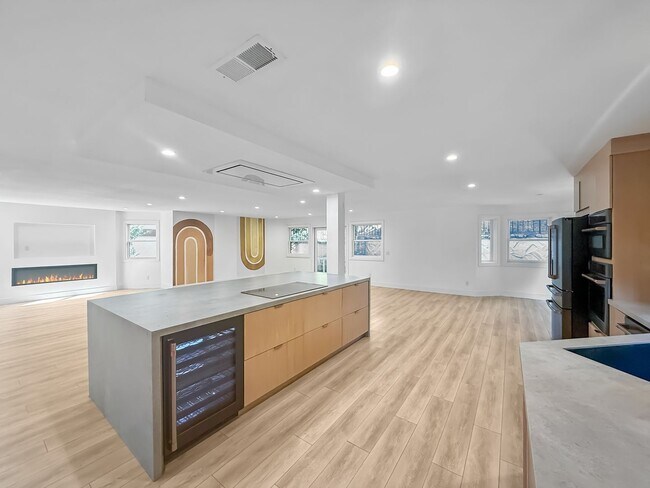 Building Photo - Stunning 4B/3BA House in Gated Community in Carlsbad!