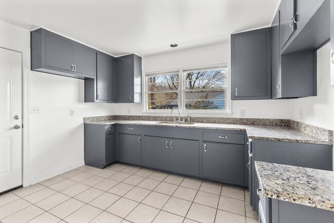 Building Photo - Beautifully Renovated 3 Bedroom 2 Bath Hom...