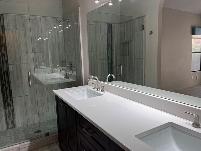 Building Photo - Adorable light and bright! 3Bedroom/2Bath ...