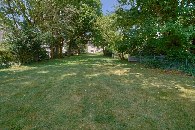 Building Photo - 30 Park Dr N