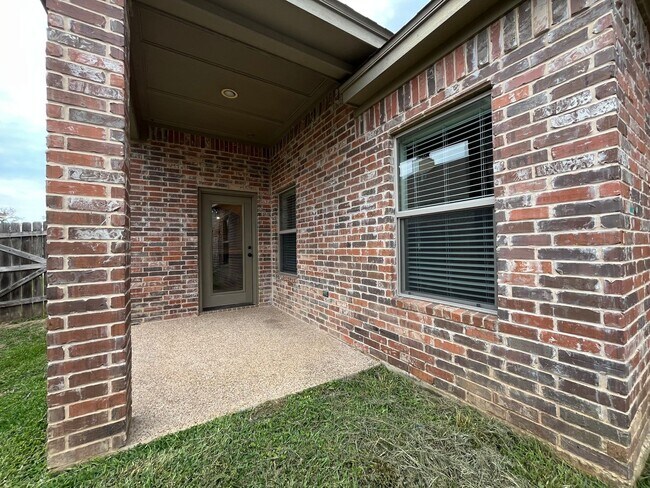 Building Photo - 4 Bedroom Single Family Home:  Available Now!