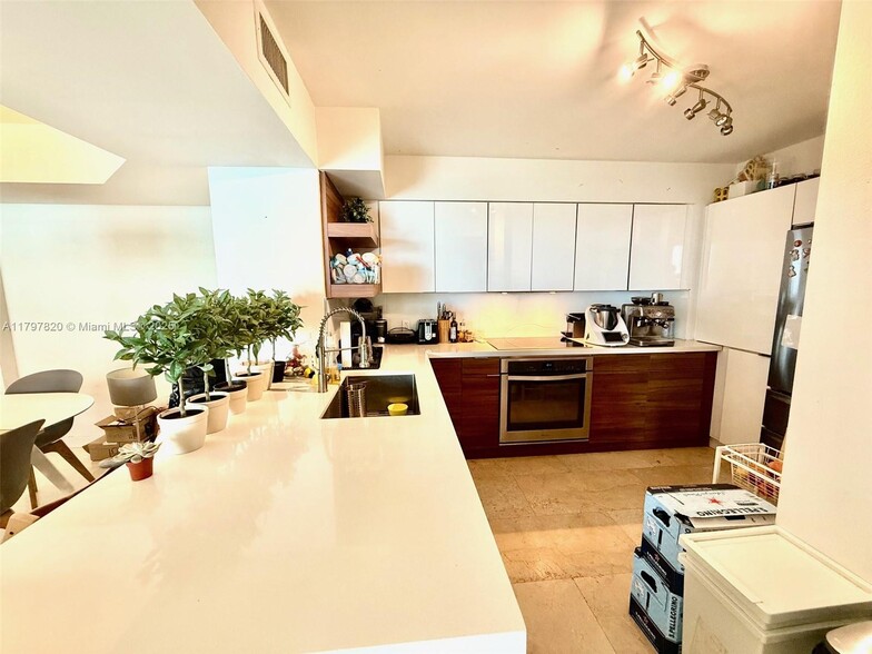 Building Photo - 1155 Brickell Bay Dr