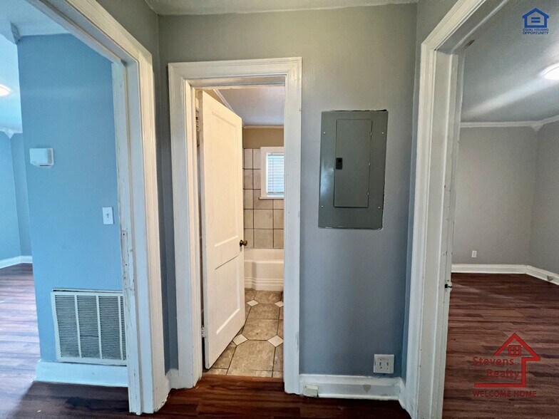 Building Photo - 2018 Walker Ave