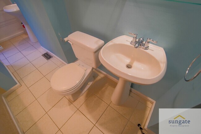 Building Photo - 615 S Glover St