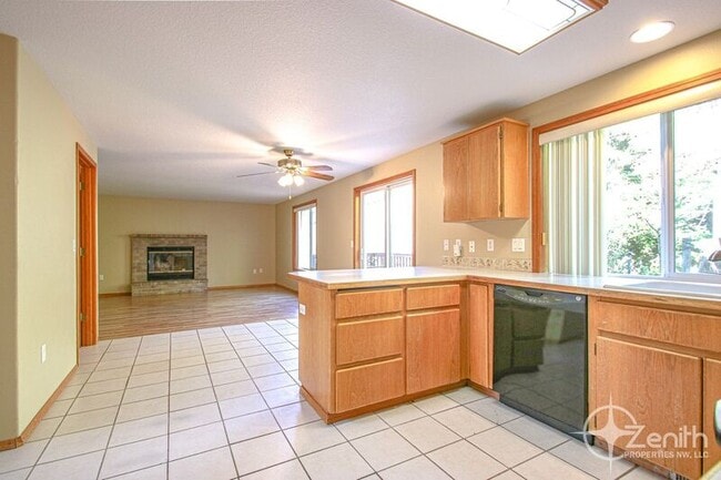Building Photo - 3907 SE Sunrise Dr