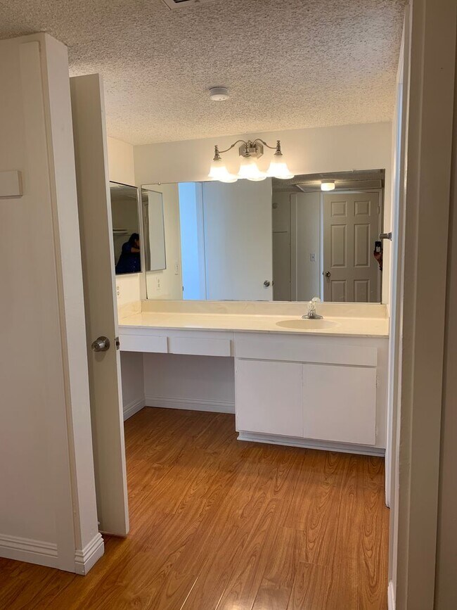 Building Photo - Bright, comfortable, and spacious one bedroom Condominium